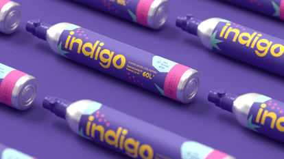 Plusieurs cylindres de CO2 argentés de la marque Indigo sont disposés en rangées sur un fond violet. Les cylindres portent une étiquette violette avec le logo 