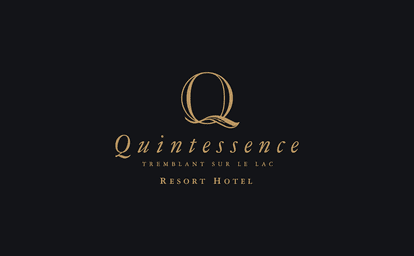 Logo doré de l'hôtel Quintessence situé à Tremblant, Québec. Le logo comporte une lettre Q stylisée avec une courbe évoquant une vague, suivie du nom de l'hôtel et de sa localisation.