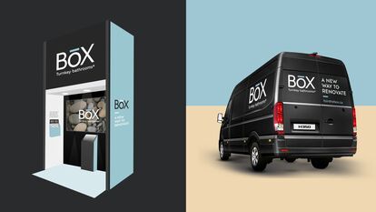 À gauche, un kiosque d'exposition pour l'entreprise BOX, spécialisée dans les salles de bain clé en main. Le kiosque est noir et bleu clair et comporte le logo, le slogan et le site web de l'entreprise. À droite, une camionnette de livraison noire avec le